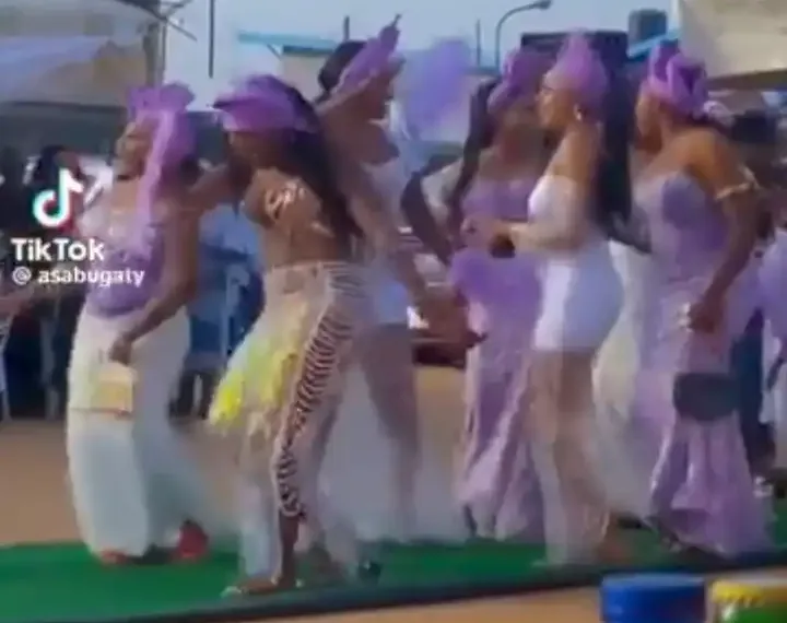 See the viral video of bridesmaids outfit at a wedding that got people talking (video) 1 See the viral video of bridesmaids outfit at a wedding that got people talking (video)
