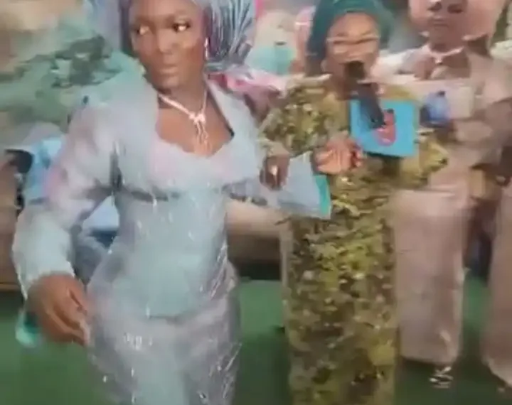 Reactions as bride tells her friends to move away from her husband's front (Video) 1 Reactions as bride tells her friends to move away from her husband’s front (Video)