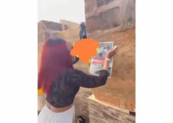 Lady goes all and out to call out husband’s side chick (VIDEO)