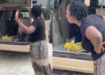 Mom storms EBSU with corps£ of a girl who took her life after a lecturer repeatedly failed her