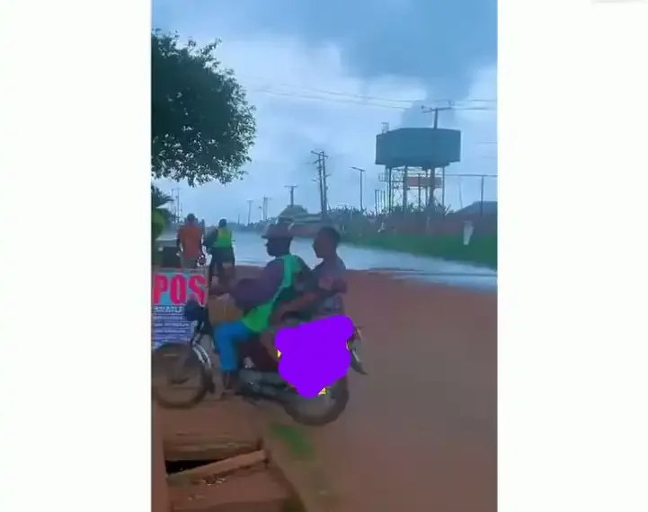 "The world is coming to an end" Hairstylist marvels as rain fell on only one side of the road (VIDEO) 1 “The world is coming to an end” Hairstylist marvels as rain fell on only one side of the road (VIDEO)