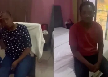 Man confronts a fellow man after he caught him cheating with his wife (VIDEO)