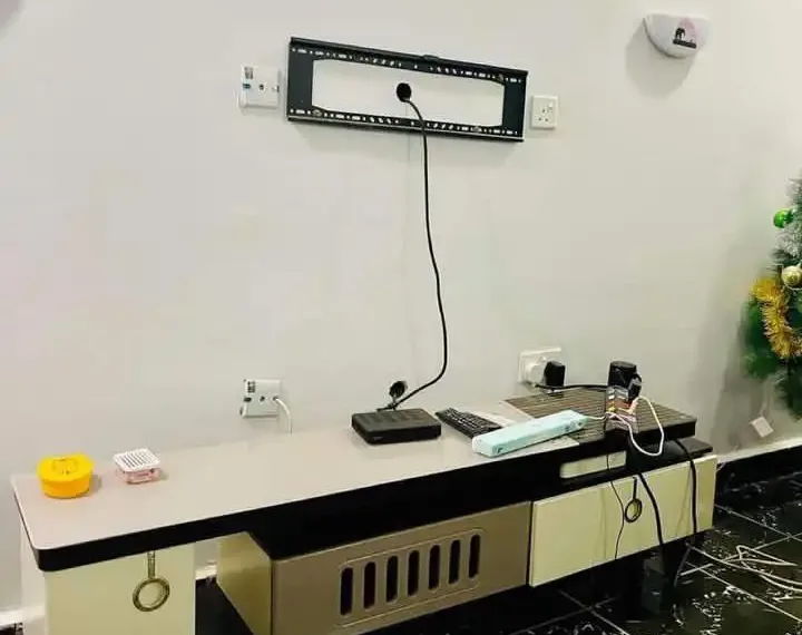 Man in pain and regret after a strange lady he helped made away with his TV 1 Man in pain and regret after a strange lady he helped made away with his TV