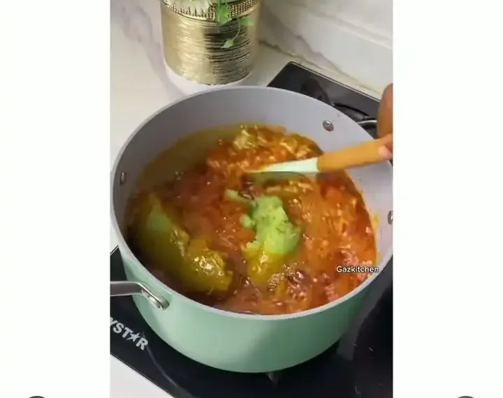 Netizens in awe as Instagram chef uses cucumber to replace tomatoes stew (VIDEO)