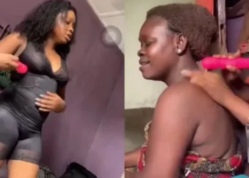 2 spoilt girls gives their ignorant mother a s£x toy to massage her body [VIDEO]