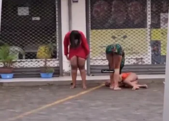 Video of a Drunk lady serving free pórn on the streets