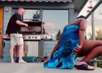 Woman pees on the floor, drinks it & ask her partner to taste [VIDEO]