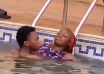 2 youngsters caught sh@gging in public pool [VIDEO]
