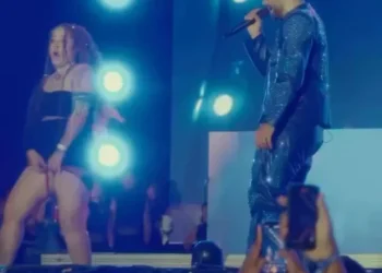WATCH: Fan Goes Up On Pedro Sampaio’s Stage, Takes Off Her Panties & Throws Them At The Singer